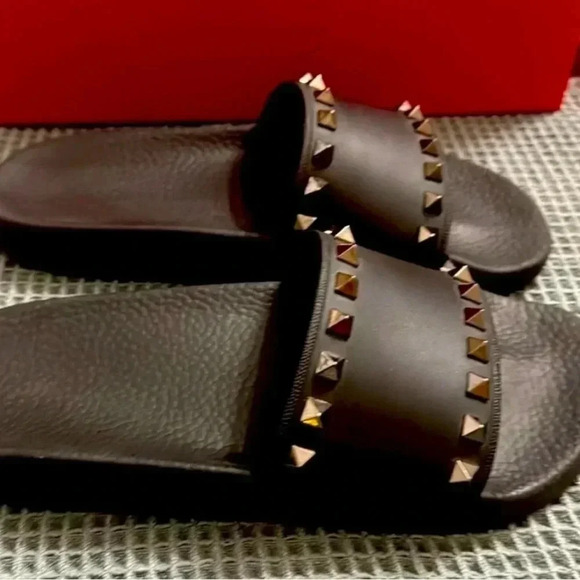 Valentino Garavani
Rockstud rubber slider sandals - Picture 8 of 8